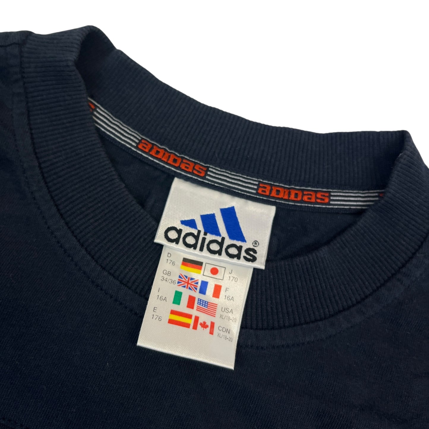 02992 Adidas 2000s Tshirt