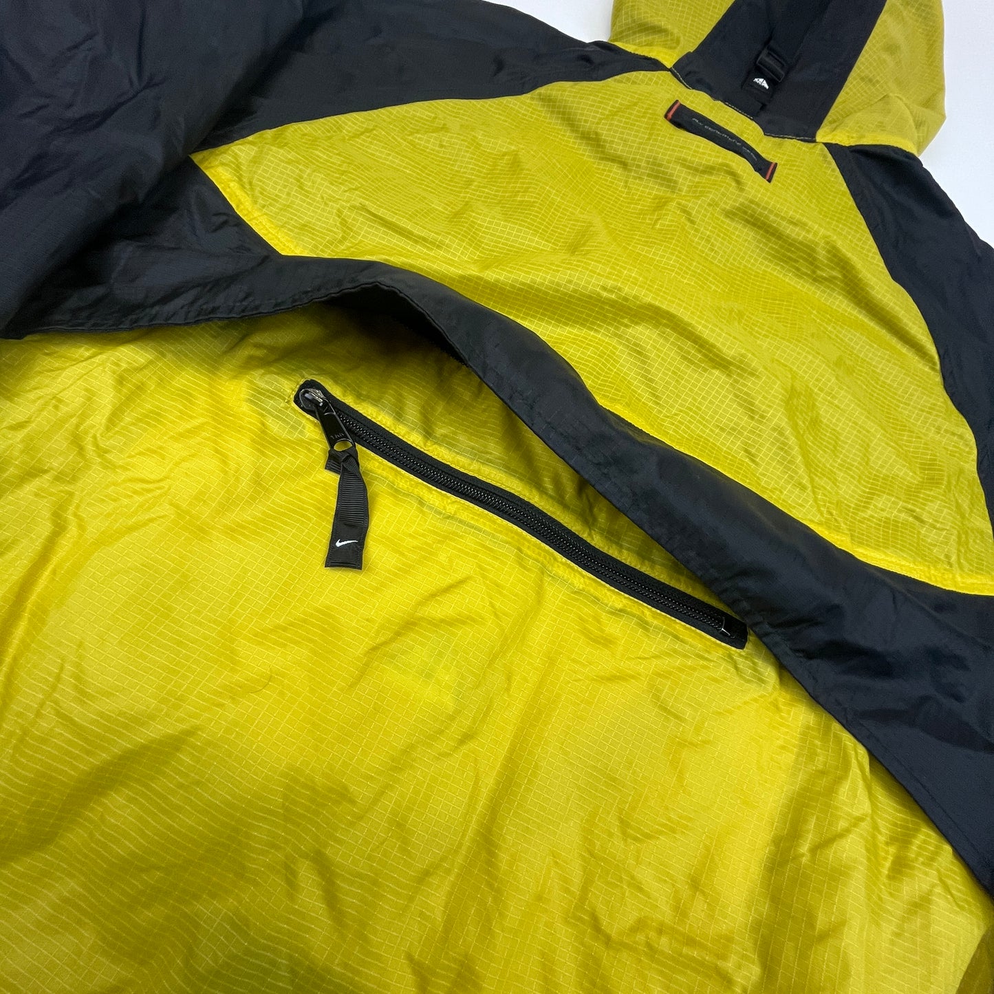 02318 Nike ACG Windbreaker