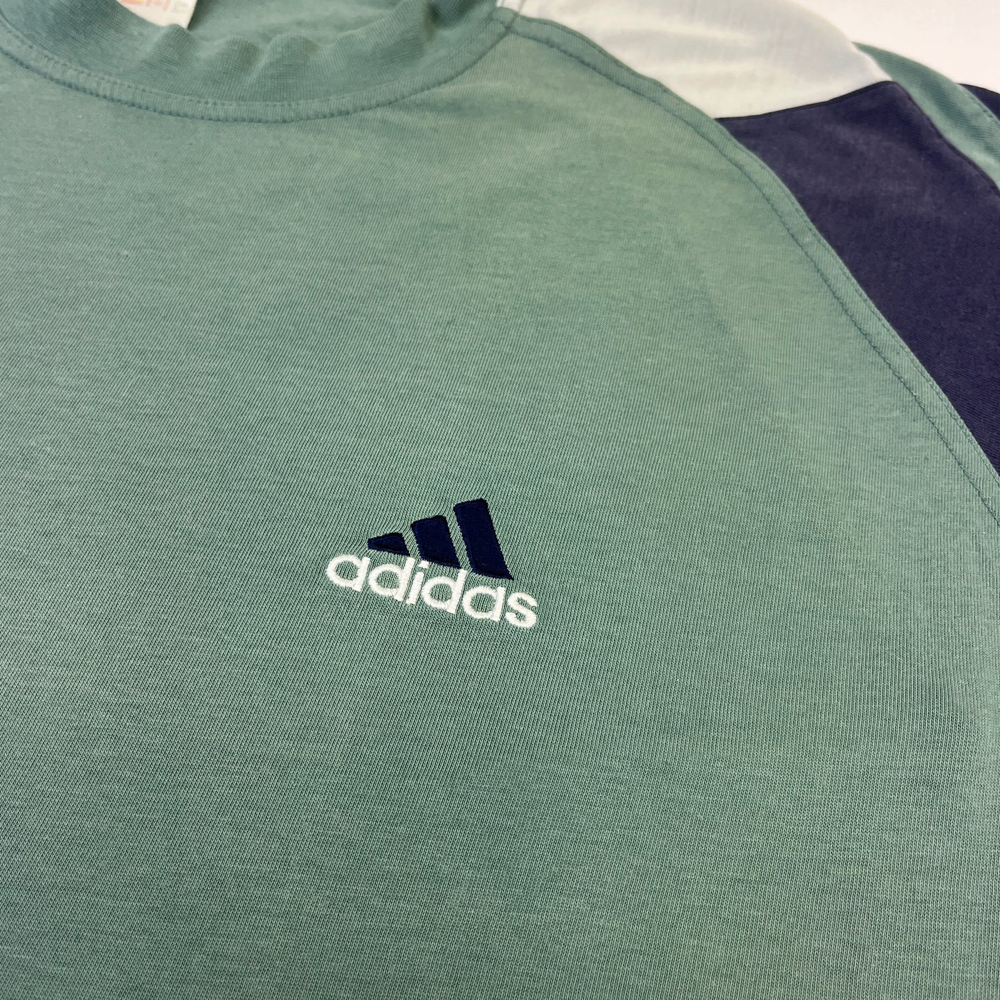 02894 Adidas 90s Tshirt