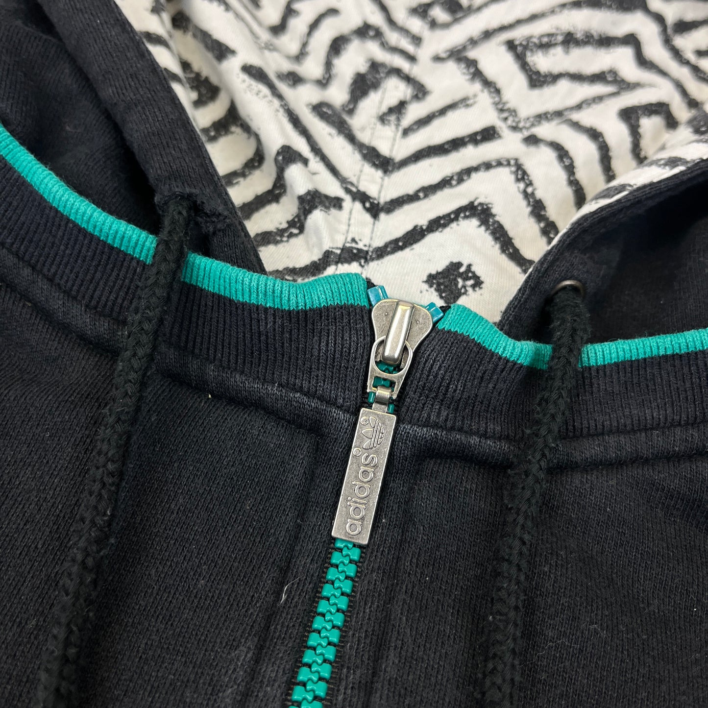 02370 Adidas 90s „Dikembe Mutombo“ Hooded Sweater