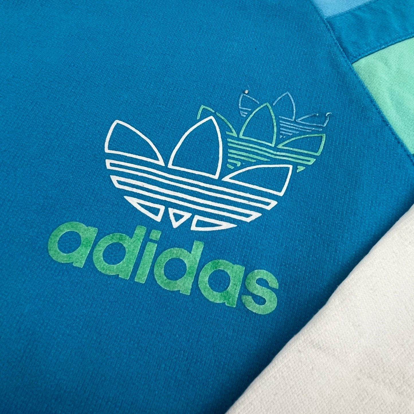 02736 Adidas 90s Sweater