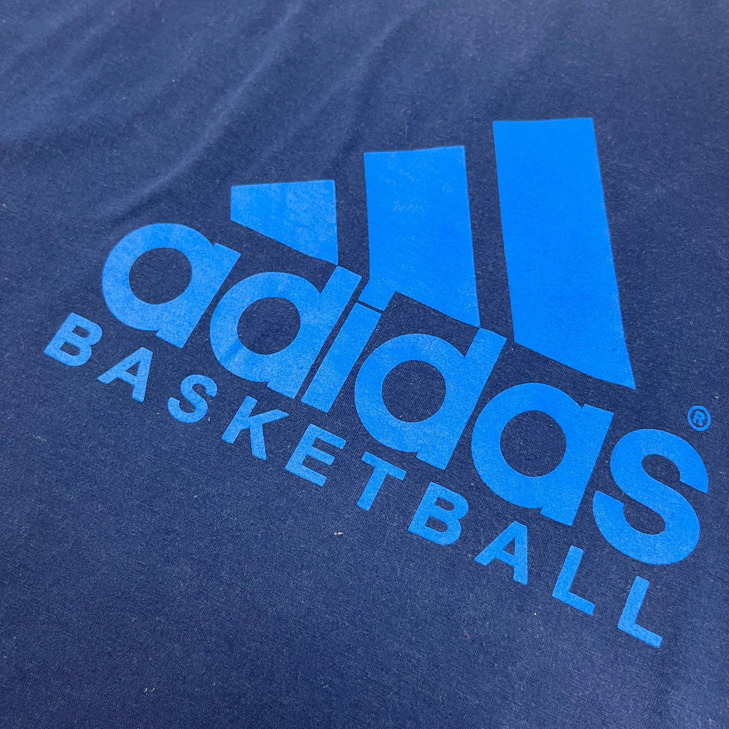 01673 Adidas „Basketball“ Tshirt