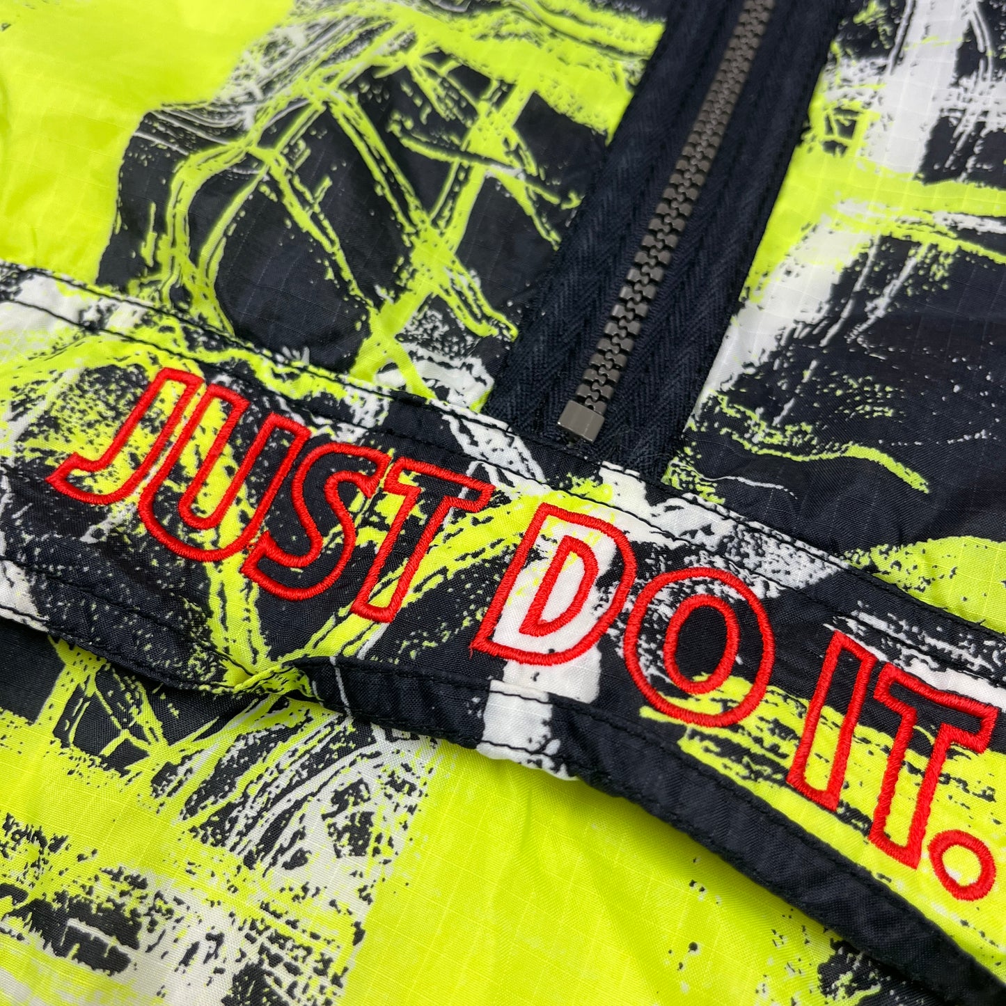 02022 Nike 90s Windbreaker